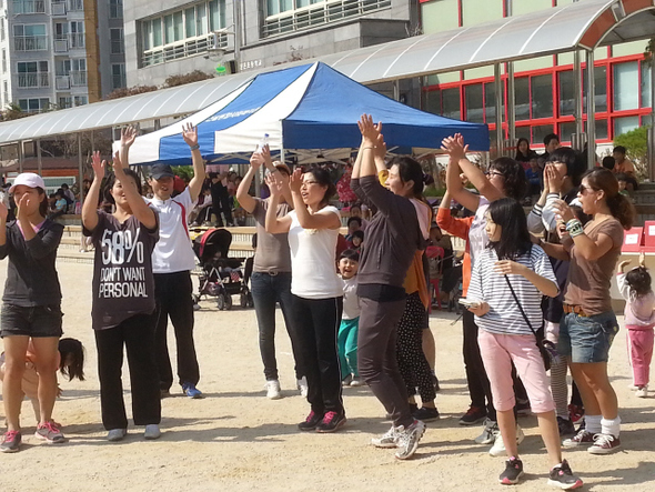 지난해 10월3일 서울 양천구 신정동 이펜하우스 3단지 앞 신은초등학교에서 열린 주민 체육대회 모습.  나무그늘 제공