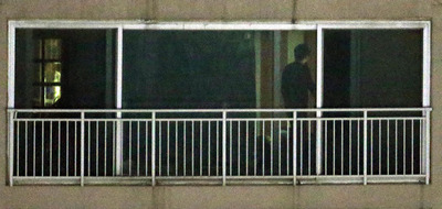 윤창중 전 청와대 대변인으로 보이는 남성이 14일 밤 경기도 김포시 장기동 소재 윤 전 대변인의 자택 거실에서 걸어가고 있다. 윤 전 대변인의 자택은 밤이 되어도 인근 가구들과 달리 불이 켜지지 않아 어두웠다. 이 사진은 윤 전 대변인의 자택 건너편 건물에서 사진기자가 600mm 망원렌즈로 셔터스피드 1/125초, 조리개 4.0으로 촬영한 컷이다. 김봉규 기자 bong9@hani.co.kr