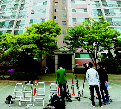 윤창중 집앞서 기자들 ‘뻗치기’ 취재진이 14일 오후 경기도 김포시 장기동 윤창중 전 청와대 대변인의 아파트 앞에서 나흘째 자취를 감춘 윤 전 대변인이 나타나기를 기다리고 있다. 김포/김봉규 기자 bong9@hani.co.kr