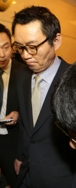 성추행 의혹으로 물러난 윤창중 전 청와대 대변인이 11일 오전 서울 종로구 부암동 하림각에서 해명 기자회견을 한 뒤 기자들의 추가 질문에 입을 굳게 다문 채 회견장을 빠져나가고 있다. 김정효 기자 hyopd@hani.co.kr
