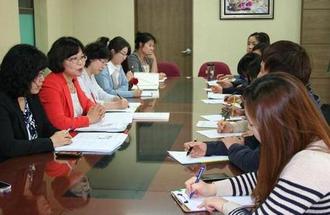 지난 6일 서울 정릉초등학교 교사학습동아리인 ‘마중 물퐁퐁 행복팡팡’ 교사들이 협의회를 열어 수업이나 생활지도 등 자신의 학급운영 사례를 돌아가면서 이야기하고 있다.