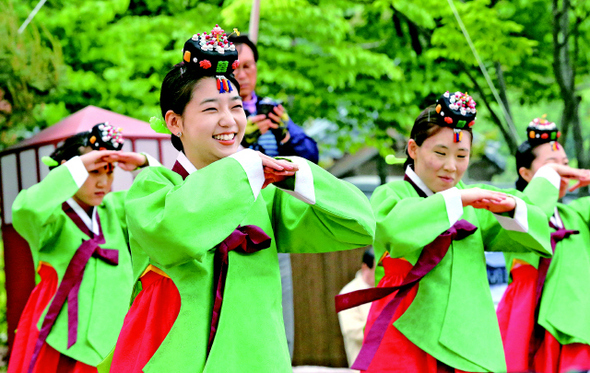 20일 오전 서울 중구 한옥마을에서 열린 성년의 날 전통성년례에서 참가자들이 큰절을 하고 있다. 김태형 기자 xogud555@hani.co.kr