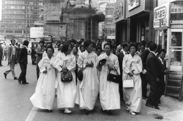고인과 필자 이종옥씨는 1970년대 초 반유신 민주화 운동을 하다 구속된 남편 안병무 박사, 이해동 목사의 부인으로 인연을 맺어 평생토록 친구이자 동지로 교유했다. 사진은 76년 ‘3·1 명동성당 사건’ 구속자 가족들의 석방 촉구 거리시위 때로, 왼쪽부터 박순리(서남동 교수 부인)·이종옥·박영숙·공덕귀(윤보선 전 대통령 부인)·이희호(김대중 전 대통령 부인)씨.