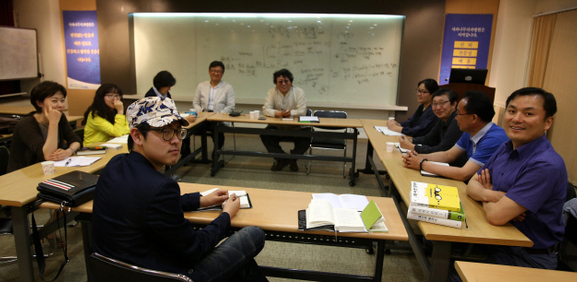 경기도 고양시 인문학모임 ‘귀가 쫑긋’ 회원들이 지난 23일 고양 일산서구 대화동 사과나무치과병원 강의실에서 노자의 <도덕경> 강좌를 듣고 있다.