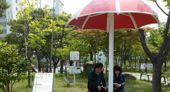 <b>구석구석까지 주민참여 손길</b>동구 화정동 동구청사 안 우산 모양 버스 승강장에서 26일 시민들이 마을버스를 기다리고 있다. 이 승강장은 지난해 10월 주민참여예산위원이 ‘비를 맞지 않게 버스 승강장을 마련해 달라’는 의견을 내자 울산 동구가 400여만원을 들여 우산 모양으로 만들었다. 울산 동구 제공