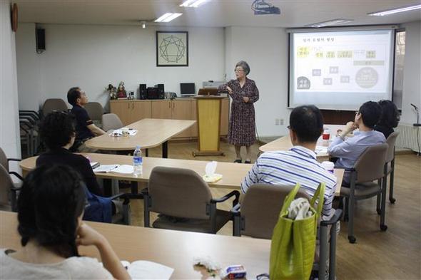 지난 24일 서울 강남의 한국에니어그램연구소가 연 ‘내적 여정 에니어그램 기본1과정’에서 박정자 소장이 강의하고 있다.