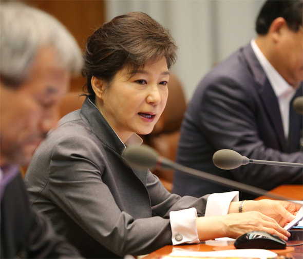 박근혜 대통령이 27일 오전 청와대에서 열린 수석비서관회의에서 발언하고 있다. 강창광 기자 chang@hani.co.kr