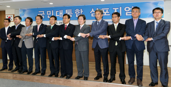 29일 오전 서울 여의도 전국경제인연합회 사무실에서 전경련 주최로 ‘국민 대통합 심포지엄’이 열렸다. 토론자로 참석한 진보와 보수 진영 인사들이 행사 시작에 앞서 손을 맞잡고 있다. 김정효 기자 hyopd@hani.co.kr