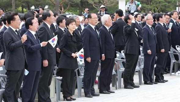 박근혜 대통령이 2013년 5월18일 광주 북구 운정동 국립 5.18 묘지에서 열린 제33주년 5.18 민주화운동 기념식에서 <임을 위한 행진곡> 합창 순서에서 노래를 따라 부르지 않고 있다. 청와대 사진기자단