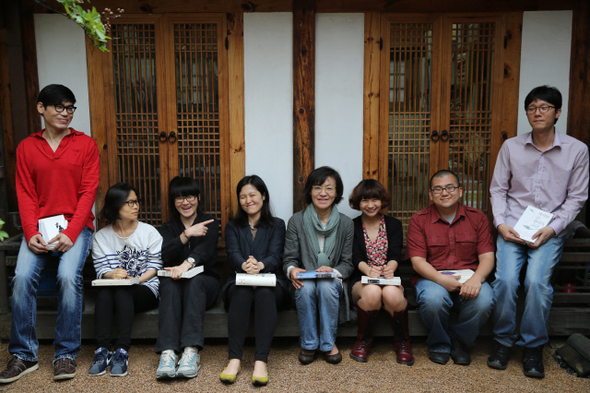 푸른역사 식구들은 조용한 성격까지 닮아 보였다. 왼쪽부터 정호영·조현주·이보용·신상미·박혜숙·안혜연·허태영·변재원씨.  김태형 기자 <A href="mailto:xogud555@hani.co.kr">xogud555@hani.co.kr</A>