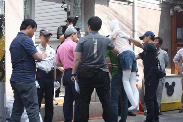 대구 여대생 살해 사건 현장검증이 있던 4일 오전 10시 대구시 북구 산격동에서 용의자 조아무개(25)씨가 마네킹을 업고 자신이 사는 원룸에 들어가고 있다. 김일우 기자 cooly@hani.co.kr