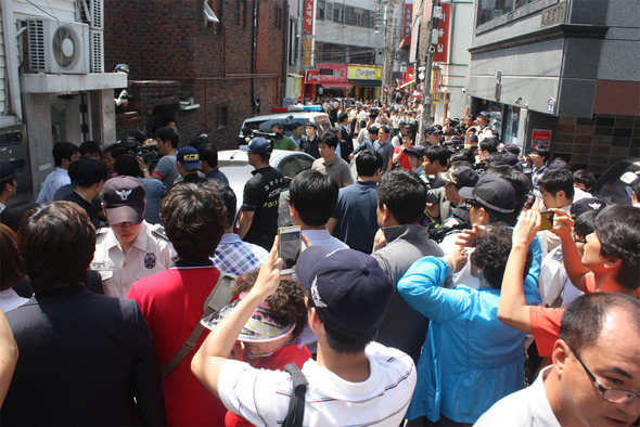 대구 여대생 살해 사건 현장검증이 있던 4일 오전 10시30분 대구시 북구 산격동 용의자 조아무개(25)씨의 원룸 근처 도로가 경찰과 취재진, 주민들로 북적이고 있다. 김일우 기자 cooly@hani.co.kr