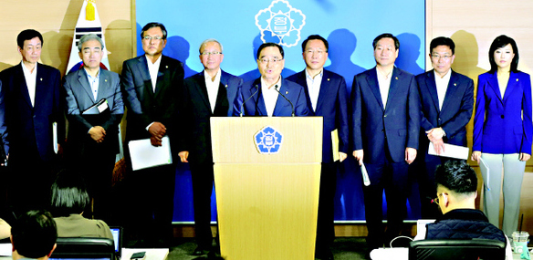 정홍원 국무총리가 4일 오후 서울 세종로 정부서울청사에서 국무위원들과 함께 고용률 70% 달성을 위해 2017년까지 16조원+α를 투입하는 일자리 로드맵을 발표하고 있다. 박종식 기자 anaki@hani.co.kr