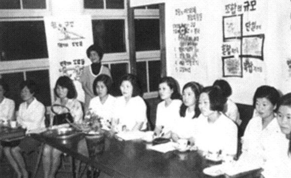 이총각은 1972년 5월 한국 노동조합 사상 첫 여성 위원장인 주길자 지부장을 탄생시킨 동일방직 노조에서 쟁의부장을 맡았다. 사진은 당시 여성 노조 대표를 추대하고 전원 여성 집행부를 구성하는 데 산파 노릇을 한 인천 도시산업선교회에서 여성 노동자들이 노동 교육을 받는 모습.