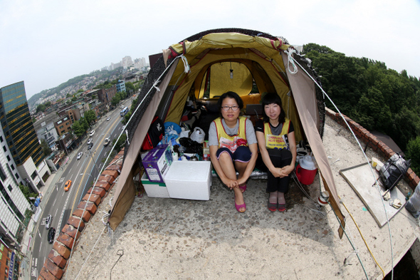 지난 6일 서울 종로구 혜화동성당 종탑 위 고공농성장에 만난 여민희·오수영씨. 두 사람은 최장기 비정규직 투쟁사업장인 전국학습지산업노조 재능교육지부 소속 조합원이다.  강재훈 선임기자 <A href="mailto:khan@hani.co.kr">khan@hani.co.kr</A>