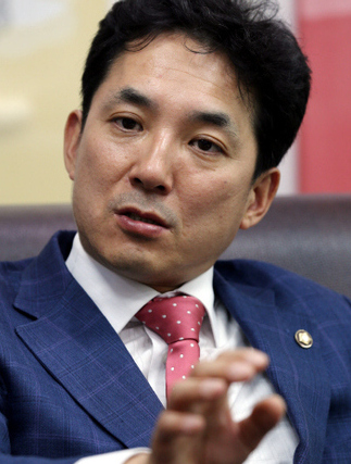 국회 정무위 법안심사소위 위원장인 박민식 새누리당 의원이 지난 7일 오후 서울 여의도 국회 의원회관에서 재벌 총수일가의 일감 몰아주기 규제 등 국회 경제민주화 입법과 관련한 이야기를 하고 있다. 김경호 기자 jijae@hani.co.kr