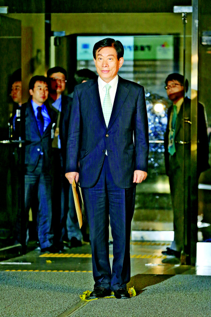 국가정보원의 대선 여론조작 및 정치개입 의혹을 수사중인 검찰에서 조사를 받은 원세훈 전 국가정보원장이 4월 30일 오전 서울 서초동 서울중앙지검을 나서고 있다. 이정아 기자 leej@hani.co.kr