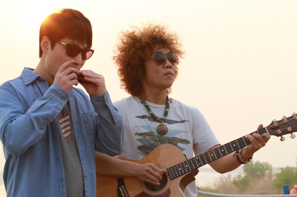 전제덕(사진 왼쪽), 기타리스트 최우준(오른쪽)