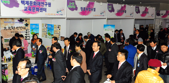 15~16일 대전에서 대전·충청 마을기업사회적기업박람회가 열린다. 지난해 열린 대전시 사회적기업 박람회에서 시민들이 기업 홍보부스를 둘러보고 있다.