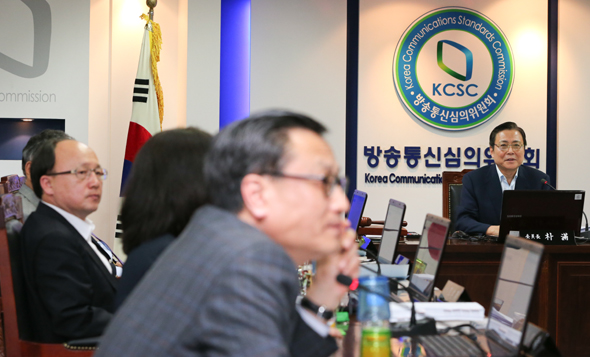 종합편성채널 <티브이조선>과 <채널에이>에 대한 제재 수위 결정을 위한 방송통신심의위원회 전체회의가 13일 오후 서울 목동 방송회관 방송통신심의위원회 회의실에서 열리고 있다. 김정효 기자 hyopd@hani.co.kr