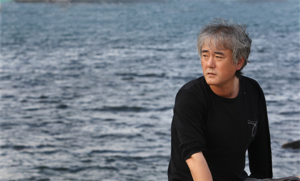 거문도에서 태어나 육지로 나가 떠돌다가 다시 거문도로 들어가 살고 있는 작가 한창훈. 섬에 사는 갑남을녀의 속절없는 사랑 이야기를 소설집 <그 남자의 연애사>에 담았다. 이정아 기자 leej@hani.co.kr