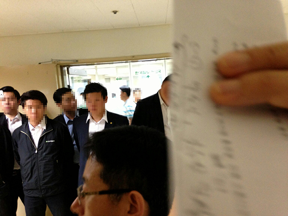 15일 오후 서울 중구 소공동 한국일보 본사 편집국 앞에서 사측에 고용된 용역업체 직원들이 편집국을 폐쇄하고 있다. 한국일보 편집국 기자와 한국일보 노동조합 비상대책위원회에 따르면 장재구 한국일보 회장 등 사측은 15일 오후 6시 20분께 용역 15명을 대동한 채 서울 중구 소공동에 위치한 한국일보 편집국으로 몰려와 편집국을 점거, 폐쇄했다고 밝혔다. (한국일보 노조 제공)