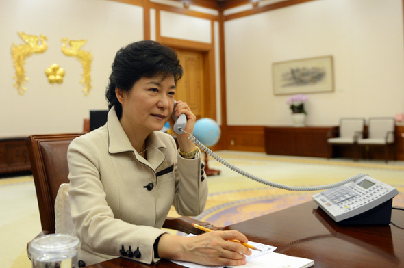 박근혜 대통령이 17일 오전 청와대 집무실에서 버락 오바마 미국 대통령과 전화통화를 하고 있다.  청와대사진기자단