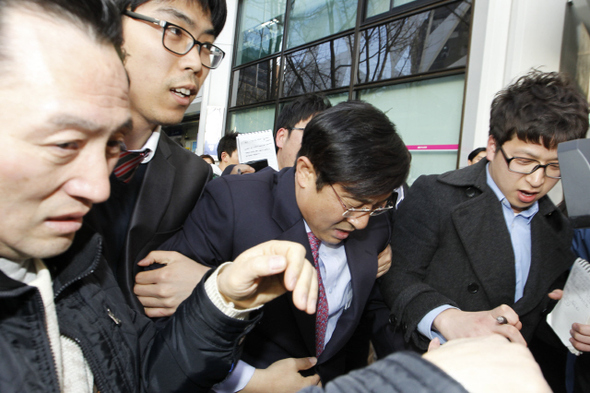 민간인 불법사찰 사건을 일으킨 이영호 전 청와대 고용노사비서관(가운데)이 부실 통계 작성과 이에 따른 세금 낭비를 초래한 사실이 드러났다. 지난해 3월20일 오후 서울 태평로 한국언론회관에서 이 전 비서관이 민간인 사찰 사건에 관한 반박 발표를 한 뒤 기자들에게 둘러싸여 황급히 자리를 떠나고 있다.  김정효 기자 hyopd@hani.co.kr