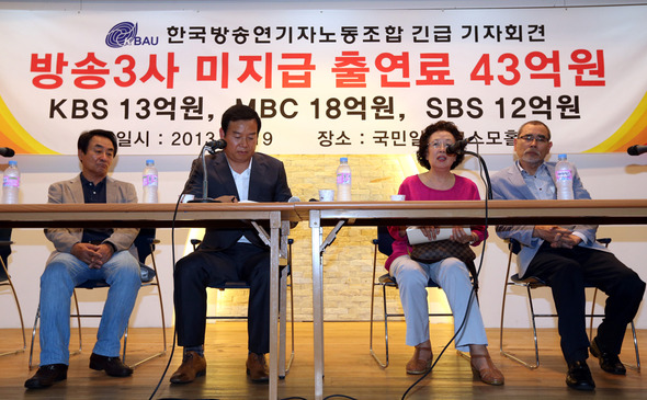 연기자 나문희(오른쪽 둘째)씨가 19일 서울 여의도 시시엠엠빌딩에서 열린 한국방송연기자노조 기자회견에서 발언하고 있다. 왼쪽부터 연기자 유승봉, 한영수 한국방송연기자노조 위원장, 나문희, 연기자 기정수 /김태형 기자