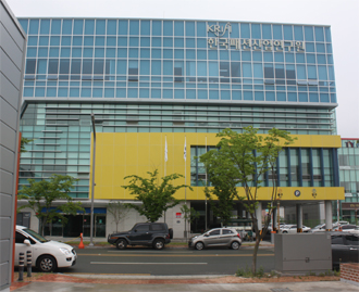 대구 동구 봉무동에 있는 한국패션산업연구원 건물.