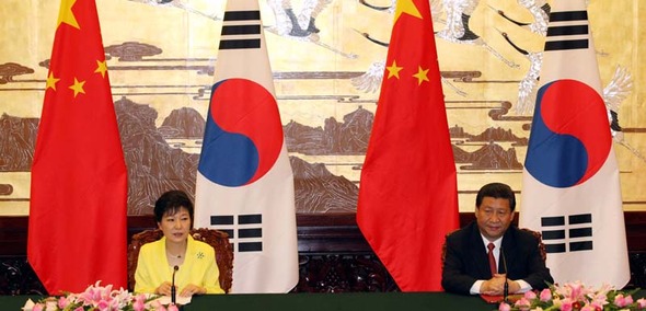 3박4일간의 일정으로 중국을 국빈방문한 박근혜 대통령이 27일 오후 베이징 인민대회당에서 열리는 시진핑중국 공산당 총서기 겸 국가주석과의 단독 정상회담 및 확대 정상회담을 마친후 열린 공동 기자회견을 하고있다. 2013.6.27 청와대사진기자단 3박4일간의 일정으로 중국을 국빈방문한 박근혜 대통령이 27일 오후 베이징 인민대회당에서 열리는 시진핑중국 공산당 총서기 겸 국가주석과의 단독 정상회담 및 확대 정상회담을 마친후 열린 공동 기자회견을 하고있다. 2013.6.27 청와대사진기자단