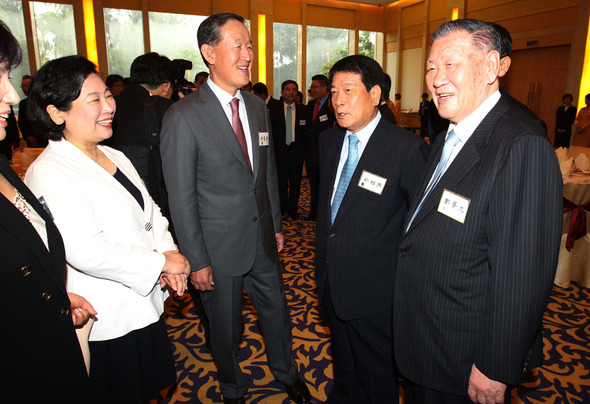 허창수 GS그룹 회장(가운데)이 지난해 6월 중국 베이징에서 열린 박근혜 대통령 수행 경제사절단 조찬 간담회에서 현정은 현대그룹회장, 정몽구 현대자동차그룹 회장 등 재벌 총수들과 환담을 나누고 있다. 청와대 사진기자단