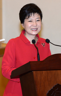 박근혜 대통령이 28일 베이징 조어대에서 열린 경제사절단 조찬 간담회에서 인사말을 하고 있다. 2013.6.28. /청와대사진기자단 박근혜 대통령이 28일 베이징 조어대에서 열린 경제사절단 조찬 간담회에서 인사말을 하고 있다. 2013.6.28. /청와대사진기자단