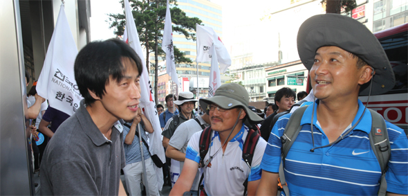 28일 ‘공정 방송’을 촉구하며 400㎞ 국토 순례를 마치고 돌아온 <와이티엔>(YTN) 해직기자들을 정상원(왼쪽) 한국일보 노조 비상대책위원장이 맞아주고 있다. 김봉규 기자 bong9@hani.co.kr