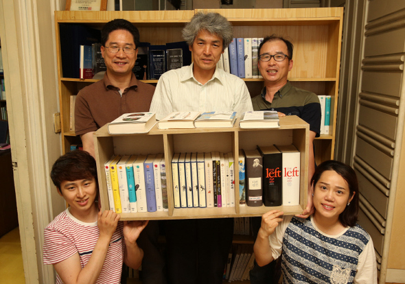 뿌리와 이파리’의 최연희 편집주간(위 왼쪽부터), 정종주 대표, 김창덕 기획실장과 이승환, 제갈은영 편집팀장(아래)이 출판사의 대표작을 들고서 웃고 있다. 강창광 기자 chang@hani.co.kr