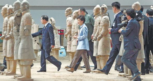 <b>박 대통령, 진시황릉 호위무사 사열</b>박근혜 대통령이 중국 국빈 방문 마지막 날인 30일 오전 중국 산시성 시안의 진시황릉 병마용갱을 둘러보고 있다. 시안/강창광 기자 <A href="mailto:chang@hani.co.kr">chang@hani.co.kr</A>