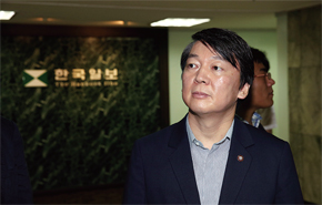 사주 퇴진을 요구하며 농성중인 기자들을 격려하기 위해 지난 6월27일 한국일보를 방문한 안철수 무소속 의원. 김봉규 선임기자 bong9@hani.co.kr