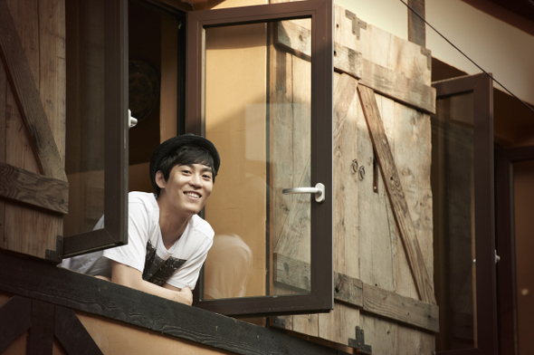최근 첫 정규앨범 <이너 차일드>를 발표한 존 박과 데뷔앨범 <어 보이스>를 발표한 김예림. 둘은 개성적인 중저음 목소리와 자신만의 색깔을 녹여낸 앨범으로 아티스트로서의 면모를 쌓아가고 있다. 뮤직팜·미스틱89 제공