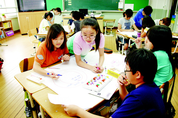 대전 서구 만년초등학교의 ‘또래 조정자’ 어린이들이 지난 2일 모둠을 이뤄, 창수와 진수가 화장실 청소 문제를 다투는 시나리오를 듣고서 갈등의 정도와 원인을 찾는 ‘양파 분석’을 하며 토론하고 있다.