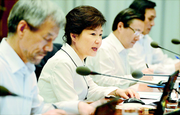박근혜 대통령이 8일 청와대에서 수석비서관회의를 주재하고 있다. 청와대사진기자단