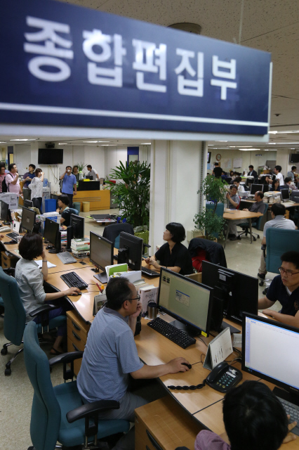 <한국일보> 기자들이 9일 오후 사쪽의 편집국 봉쇄 해제에 따라 25일 만에 서울 남대문로2가 한진빌딩에 있는 편집국으로 돌아와 자신들의 자리를 점검하고 있다.  이정아 기자 leej@hani.co.kr