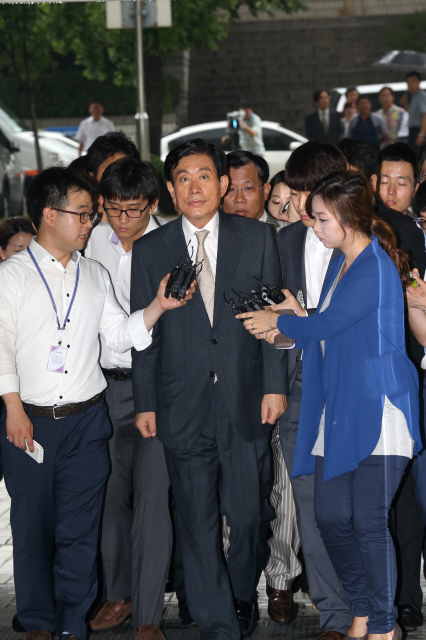  건설업자 황보연(62)씨로부터 청탁과 함께 금품을 받은 혐의로 지난 5일 검찰이 구속영장을 청구한 원세훈 전 국가정보원 원장이 10일 오전 서울 서초동 중앙지방법원에 영장실질심사를 받기 위해 들어서고 있다.  류우종 기자 wjryu@hani.co.kr