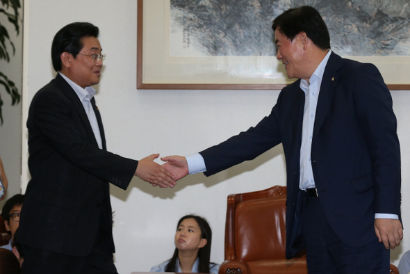 최경환 새누리당 원내대표(오른쪽)와 전병헌 민주당 원내대표가 11일 오후 국회 운영위원장실에서 만나 국정원 국정조사특위 정상화 등 현안을 논의하기에 앞서 악수를 건네고 있다.  이정우 선임기자 woo@hani.co.kr