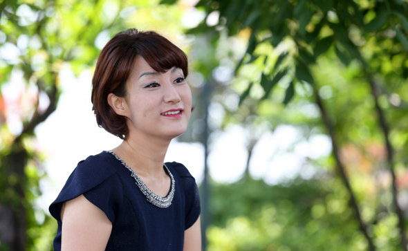 학벌주의의 폐해를 겨눈 제18회 한겨레문학상 수상작<모던 하트>의 작가 정아은은 “우리 사회 많은 문제의 바탕에 교육문제가 있다는 판단에 따라 교육 현장을 다룬 소설을 다음 작품으로 쓰고 있다”고 말했다. 김정효 기자 hyopd@hani.co.kr