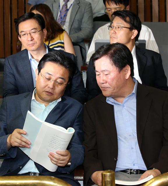 ‘귀태’ 발언 논란으로 전면 중단된 국회 일정을 정상화하기로 합의한 최경환 새누리당 원내대표(맨 오른쪽)와 전병헌 민주당 원내대표가 13일 오후 서울 여의도 국회에서 열린 공공 의료 정상화 국정조사 특위 전체회의를 참관하며 대화하고 있다. 앞줄 오른쪽부터 시계방향으로 최경환, 전병헌 원내대표, 민주당 정성호, 새누리당 윤상현 원내수석 부대표.   뉴스1