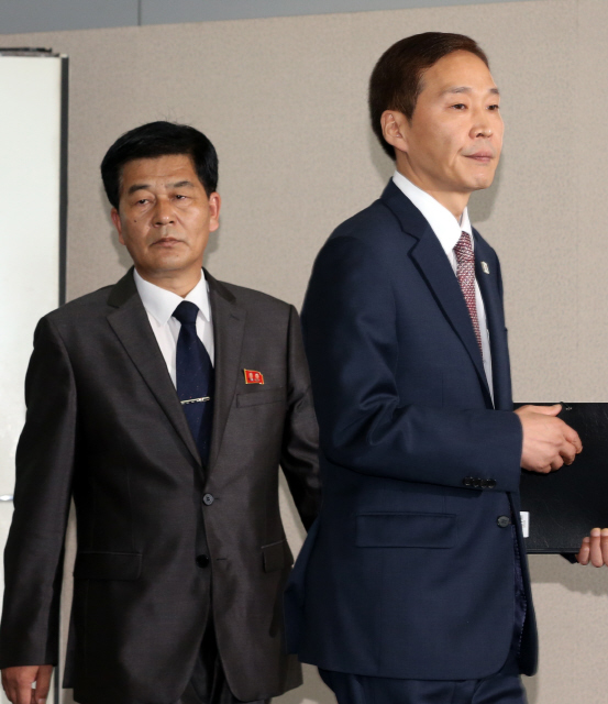 개성공단 문제 해결을 위한 3차 남북 실무회담 남쪽 수석대표인 김기웅 통일부 남북협력지구지원단장(앞줄 오른쪽)과 북쪽 수석대표인 박철수 중앙특구개발지도총국 부총국장(왼쪽)이 15일 오후 회담을 마친 뒤 개성공단 종합지원센터 회의장을 나서고 있다. 개성/사진공동취재단