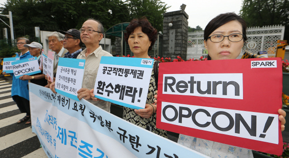 ‘평화와 통일을 여는 사람들‘ 회원들이 18일 오전 서울 용산 국방부 앞에서 기자회견을 열어 정부의 전시작전통제권 환수 재연기 방침에 반대하며 즉각적인 환수를 요구하고 있다. /김정효 기자 hyopd@hani.co.kr