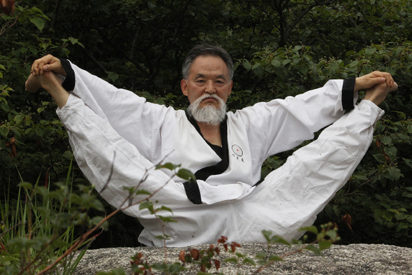 젊은 시절 설악산에서 도인술을 배웠다는 우혈 허장수 선생이 혈기도의 수행 동작을 인왕산 바위에서 보여주고 있다.