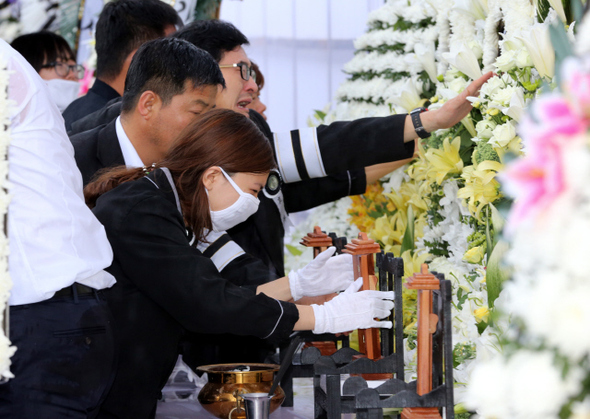 충남 태안 사설 해병대 캠프에서 숨진 공주사대부고생 5명의 합동영결식이 24일 오전 충남 공주시 공주사대부고 운동장에서 열려, 유가족들이 학생들의 영정 앞에서 오열하고 있다. 공주/김태형 기자 xogud555@hani.co.kr