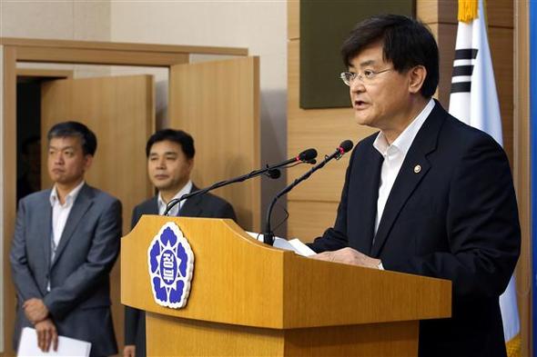 서승환 국토교통부 장관이 24일 오전 정부서울청사 별관에서 4·1부동산대책 실효성 제고를 위한 세부 실행방안을 발표하고 있다. 뉴스1